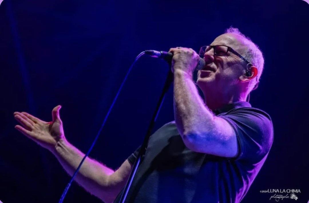 RadioMundoRock's tweet image. #HappyBirthday Greg Graffin (61), cantante, biólogo evolutivo y escritor estadounidense. Es más reconocido como el vocalista principal y único miembro constante de la banda de punk rock #BadReligion.
Además, es profesor de ciencias en la Universidad de California de Los Ángeles.