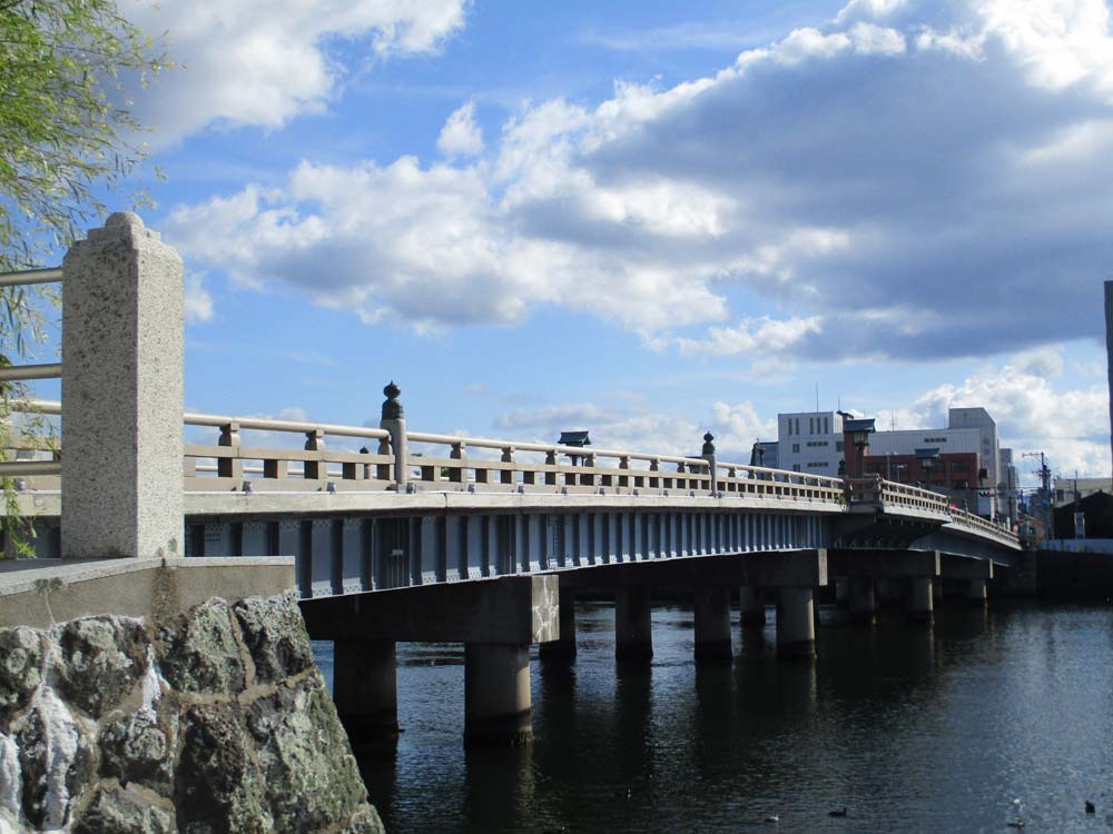 kachonejp's tweet image. 今週の朝ドラ #ばけばけ (6週目)
■おトキちゃんが手を合わせていた「源助さん」
松江の南北をつなぐ松江大橋を建設する際の人柱になった足軽の源助
橋の南側の公園で伝承を説明している
「Yurei Attack!」にもこの話は収録されている