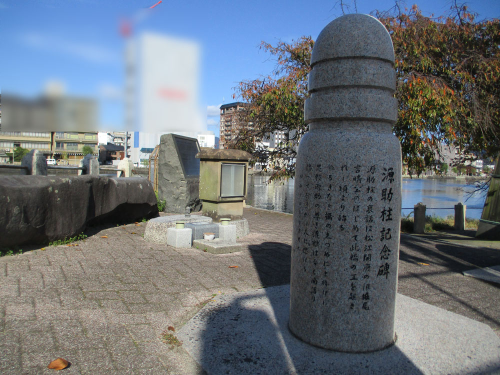 kachonejp's tweet image. 今週の朝ドラ #ばけばけ (6週目)
■おトキちゃんが手を合わせていた「源助さん」
松江の南北をつなぐ松江大橋を建設する際の人柱になった足軽の源助
橋の南側の公園で伝承を説明している
「Yurei Attack!」にもこの話は収録されている