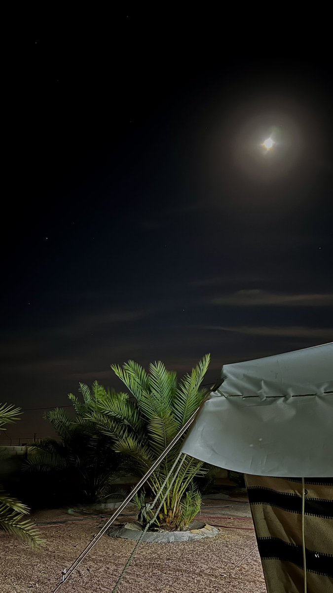 skip_ur's tweet image. "أسامر خياله في دُجى اللّيل واحاكيّه..
وطيفه علاج البال، لو كان متعكّر".