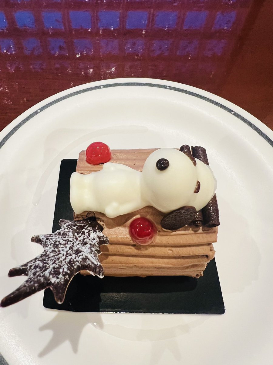 kohimangetsupon's tweet image. スタジオ・スターズ・レストラン
スヌーピー様のブッシュ・ド・ノエル～ショコラ＆マロン～
とにかくかわいすぎて
しばし眺めていました🥰✨
#USJ #USJファン
#USJクリスマス