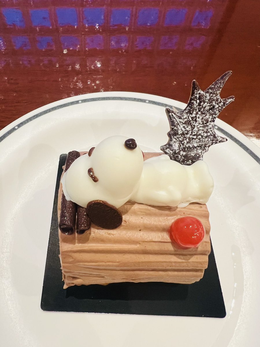 kohimangetsupon's tweet image. スタジオ・スターズ・レストラン
スヌーピー様のブッシュ・ド・ノエル～ショコラ＆マロン～
とにかくかわいすぎて
しばし眺めていました🥰✨
#USJ #USJファン
#USJクリスマス