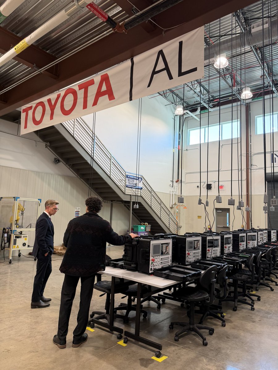 egmackey's tweet photo. Appreciate @HSVk12 Superintendent Dr Clarence Sutton and career tech administrators giving me a tour of the new @HSVk12 Center for Technology — this state of the art facility will provide students an opportunity to get hands-on learning while in high school https://t.co/N3i0lWfr1o