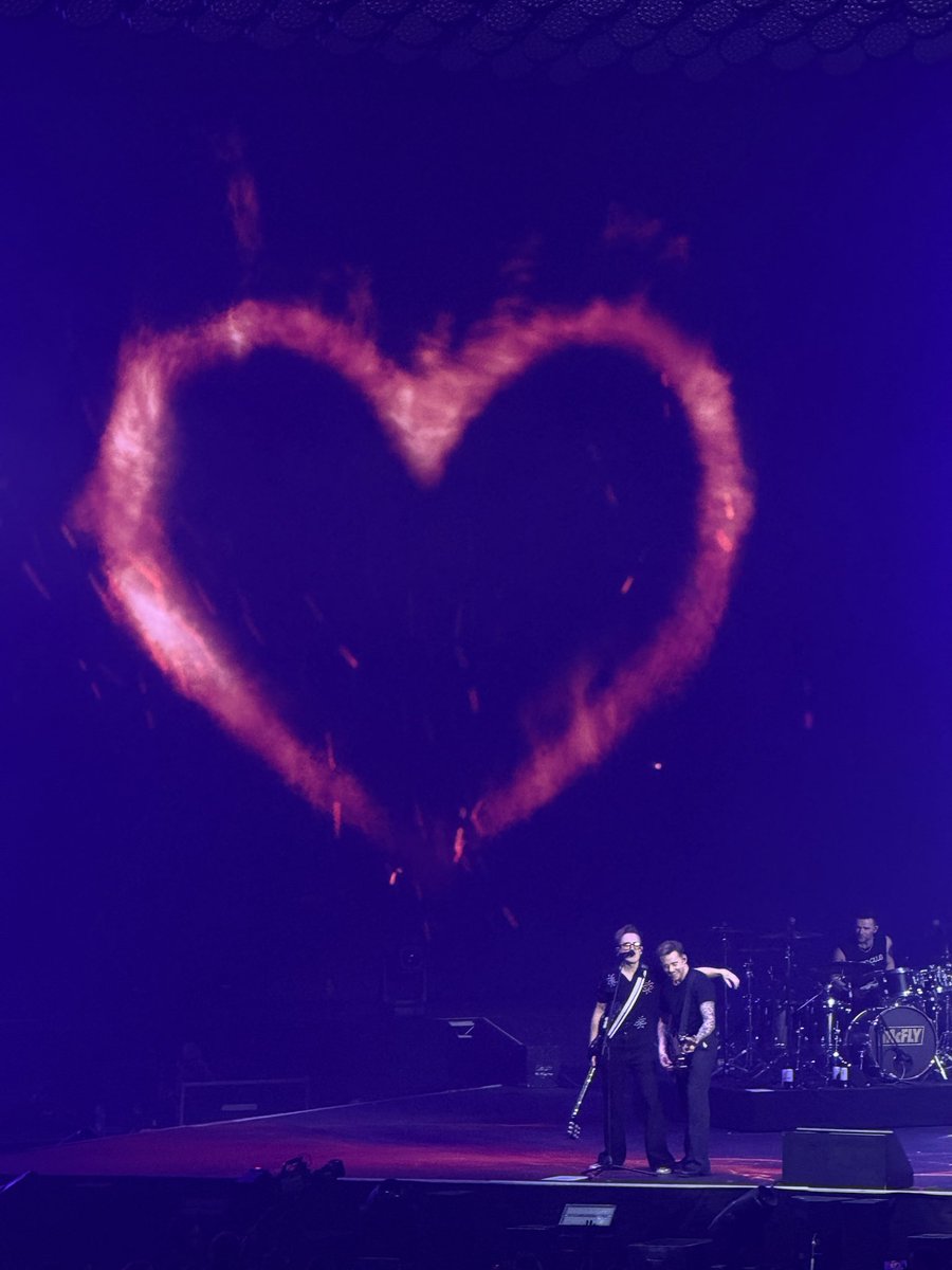 Last show🥹 what an amazing tour🥲 lucky to have done 3 nights🫶🏼 until next time <a href="/mcflymusic/">mcfly</a> 💗