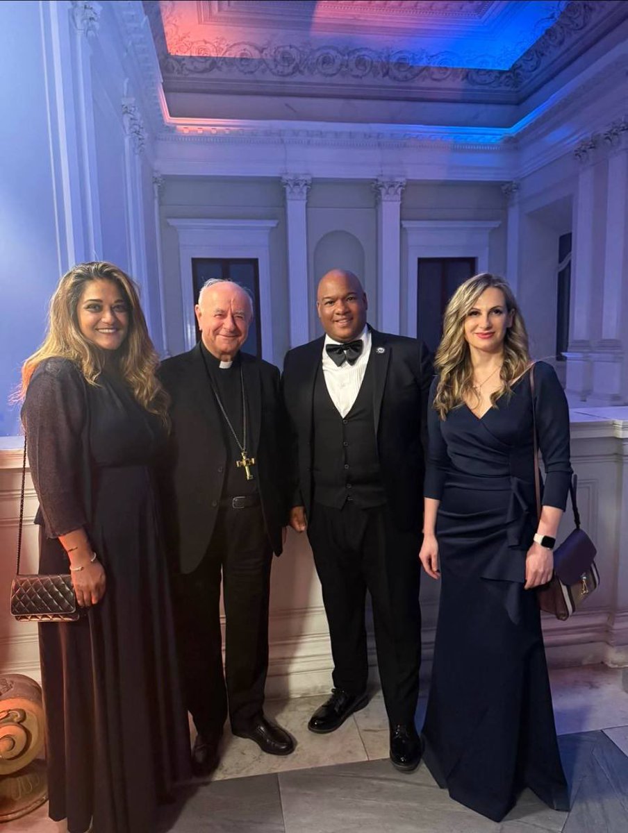 AllatRaTvSpa's tweet photo. 🤝 La delegación de #ALLATRA y el pastor #MarkBurns tuvieron el honor y #privilegio de reunirse con Su Excelencia Monseñor Vincenzo Paglia durante la #Cumbre de Transformadores del Mundo “Trascendencia: Revelando el Futuro de la Humanidad” #ciencia #sociedad #futuro https://t.co/iZ6GjOenuC