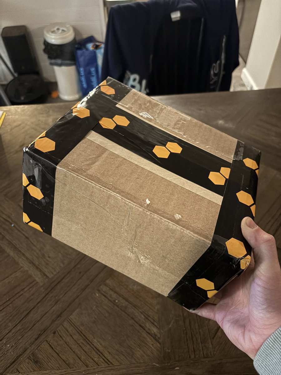 Look what came today! 

Tom Nook is a BIG FAN of <a href="/beezie_io/">Beezie</a>. 

Heck, if they’d have me, i’d work for those guys even! 

Solid company, solid product, fast shipping, OH…. and it’s POKÉMON CARDS! Can’t beat that! 

🔥👀