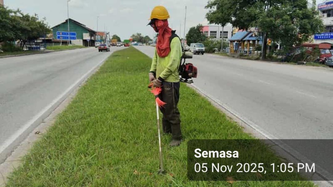 06/11/2015 : JKR Kuala Langat melalui konsesi Roadcare telah menjalankan Kerja Memotong Rumput (R03) di Laluan FT0005 Jalan Sepang - Klang, Seksyen 411.00, Landmark Kawasan di Jenjarom

#IAMJKR
#KITAJKRSELANGOR
#KITACEKAP

<a href="/moworksmy/">Kementerian Kerja Raya Malaysia</a>
<a href="/IPJKR_Official/">JKR Malaysia Rasmi</a>
<a href="/JKRSelangor/">JKR Selangor</a>