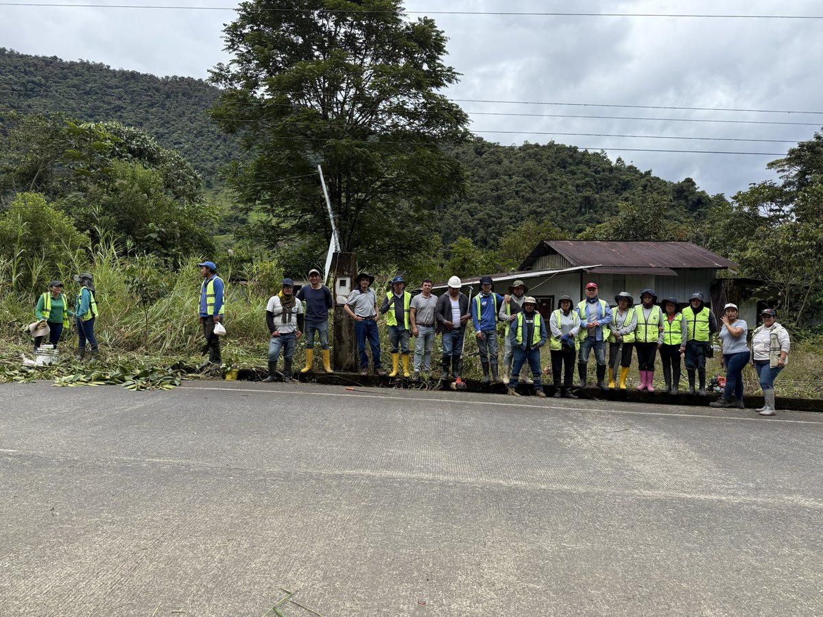 En coordinación con el @GadAmaluzaAzuay, <a href="/MIT_Ecuador/">Ministerio de Infraestructura y Transporte 🇪🇨</a>  y <a href="/CELECEPOficial/">Corporación Eléctrica del Ecuador</a>, nos unimos en una nueva minga para el mantenimiento de la Vía E40 (tramo Bomboiza – Centro Parroquial de Amaluza), con el objetivo de de garantizar la movilidad y seguridad de la ciudadanía.