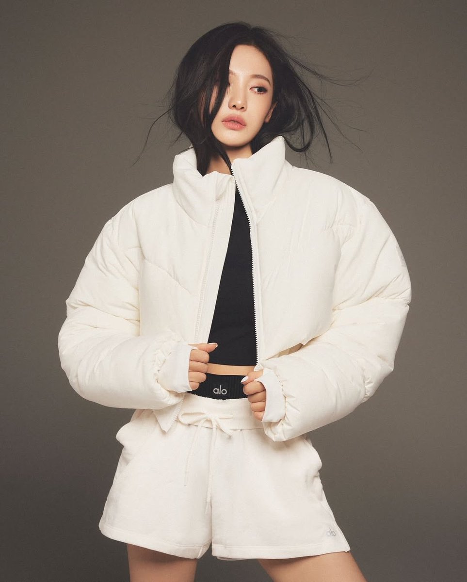 yizhuo1st's tweet photo. aloseoul’s Instagram Update with #NINGNING (1)

“The Outerwear Edit, shot on @ imnotningning” https://t.co/FGcLs0Kqsc