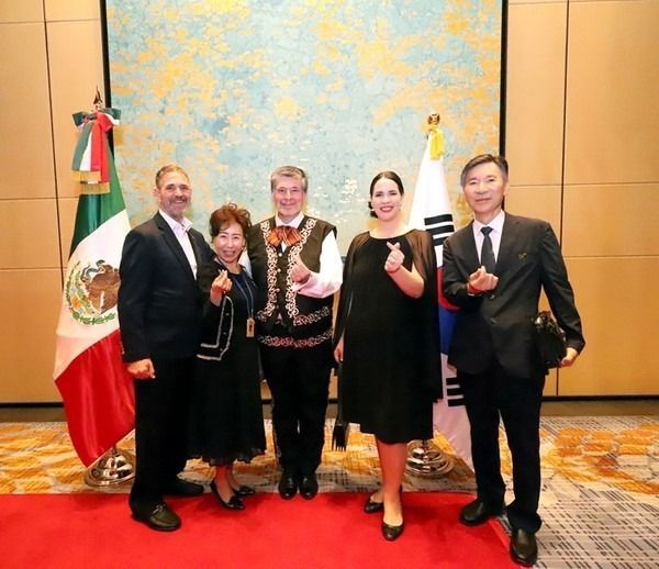 RDenCorea's tweet image. La Embajadora Angie Martínez participó en la recepción ofrecida por Su Excelencia Carlos Peñafiel Soto, Embajador de México en Corea, con motivo del Día Nacional de México. 🇩🇴🤝🇲🇽🇰🇷