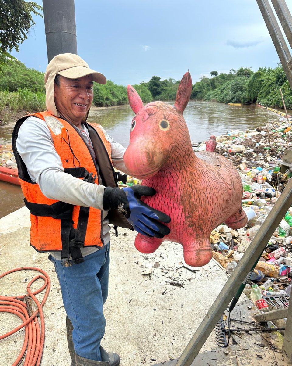 💚 ¡+29,400 botellas capturadas en octubre! Nuestras barreras flotantes en Juan Díaz y Río Abajo evitaron que llegaran al manglar y la Bahía.

También recuperamos 58 balones, 28 partes de neveras, 8 juguetes y hasta colchones y sillones 😅

#MareaVerdePanama #Panama