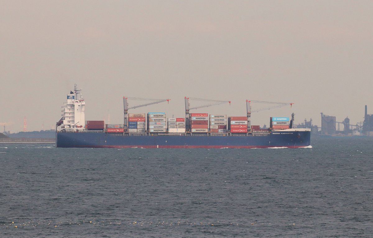 panamaru2's tweet photo. #MAERSK_VLADIVOSTOK
#CONTAINER_FEEDER
#IMO9840697
#TOKEI_KAIUN_CO_LTD
本船は #常石集団_舟山_造船 が開発した #2806TEU_Type_Container_Carrier_Geared で アジア域内フィーダーサービスを想定した #チッタゴンマックス 船主は東慶海運株式会社/今治 #Maersk_Line が傭船 #SH3 で運用中
20251106 https://t.co/j4WmWeTuaY