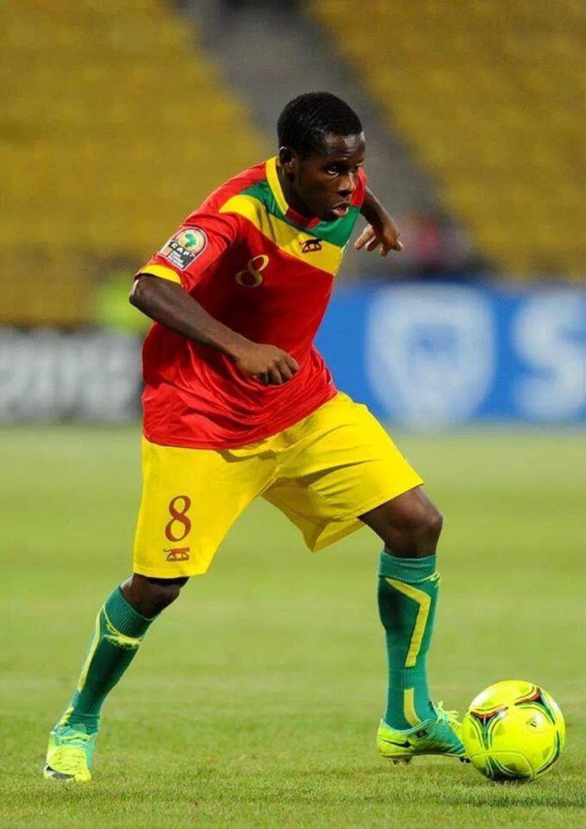 sylinational_FR's tweet photo. 🇬🇳 LE RÔLE D’UNE FÉDÉRATION, C’EST D’ÉLEVER SON FOOTBALL, PAS DE L’ENTERRER.

Je comprends le message d’Ibrahima Traoré, même s’il est peut-être passé inaperçu lors de son interview chez @yeelenfootballs lorsqu’il parlait de mise en condition. J’irais un peu plus loin. 

Depuis des années, la Fédération Guinéenne de Football n’a pas facilité la tâche à nos joueurs.
Comment voulez-vous que nos talents à l’intérieur du pays ou de la diaspora s’épanouissent quand rien n’est fait pour leur offrir de vraies conditions de travail ?

Des joueurs comme Traoré, Naby Keita, Serhou Guirassy, des exemples de professionnalisme, des modèles respectés sur les pelouses allemandes et européennes…
Des joueurs capables d’ouvrir des portes, d’influencer les jeunes binationaux.
Mais comment convaincre ces jeunes quand le pays ne dispose même pas d’infrastructures dignes de ce nom ?

Cela va faire presque 4 ans (juin 2026 prochain, 9 juin 2022 dernier match, 1-0 Naby Keita vs Malawi) que la Guinée n’a plus joué à domicile.
4 ans sans sentir le peuple, sans faire vibrer un stade guinéen.
Et pendant ce temps, les discours vides remplacent les actes, les promesses remplacent la vision.

Pas de terrain. Pas de structure. Pas de continuité.
Et surtout, aucune stratégie crédible pour redonner du poids à la Guinée dans les débats.

Le rôle d’une fédération, c’est d’unir, de bâtir, de donner aux joueurs la fierté de représenter leur nation.
Mais comment espérer rallier la jeunesse quand le projet national n’a ni base, ni direction, ni ambition réelle ?

#SyliNational 🇬🇳 #Guinée #FootballGuinéen