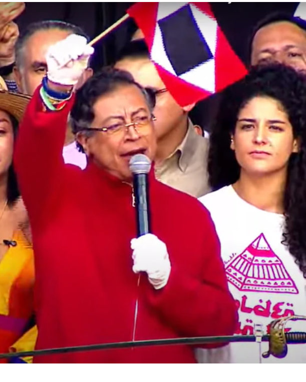 Carolinatoro's tweet photo. @ckevingomez @petrogustavo @GustavoBolivar @PactoCol @PoloDemocratico @QuenaRibadeneir @_luisagiraldo @AnaErazoR @eravelasco @Betocoralg @juanmazabq ¿Ya instauró la misma denuncia por la bandera de “Libertad o Muerte��� que Petro ha exhibido con tanta insistencia? https://t.co/wD6bW8cxAf
