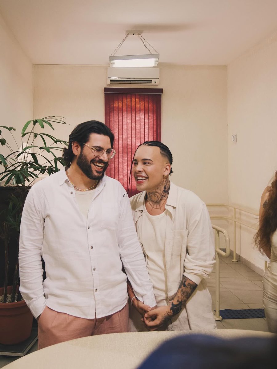 Em cerimônia íntima que aconteceu ontem (05) em São Paulo , Daniel Garcia(Gloria Groove)  oficializou sua união com Pedro Luis , com quem vive relacionamento  há 11 anos. 

Desejamos muito amor e felicidades ao lindo casal! ❤️