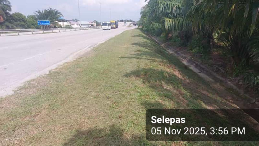 06/11/2025 : JKR Kuala Langat melalui konsesi Roadcare telah menjalankan Kerja Memotong Rumput (R03) di Laluan FT0032 Jalan Labohan Dagang - Nilai, Seksyen 3.90, Landmark Kawasan di Kg. Labohan Dagang

#IAMJKR
#KITAJKRSELANGOR
#KITACEKAP

<a href="/moworksmy/">Kementerian Kerja Raya Malaysia</a>
<a href="/IPJKR_Official/">JKR Malaysia Rasmi</a>
<a href="/JKRSelangor/">JKR Selangor</a>