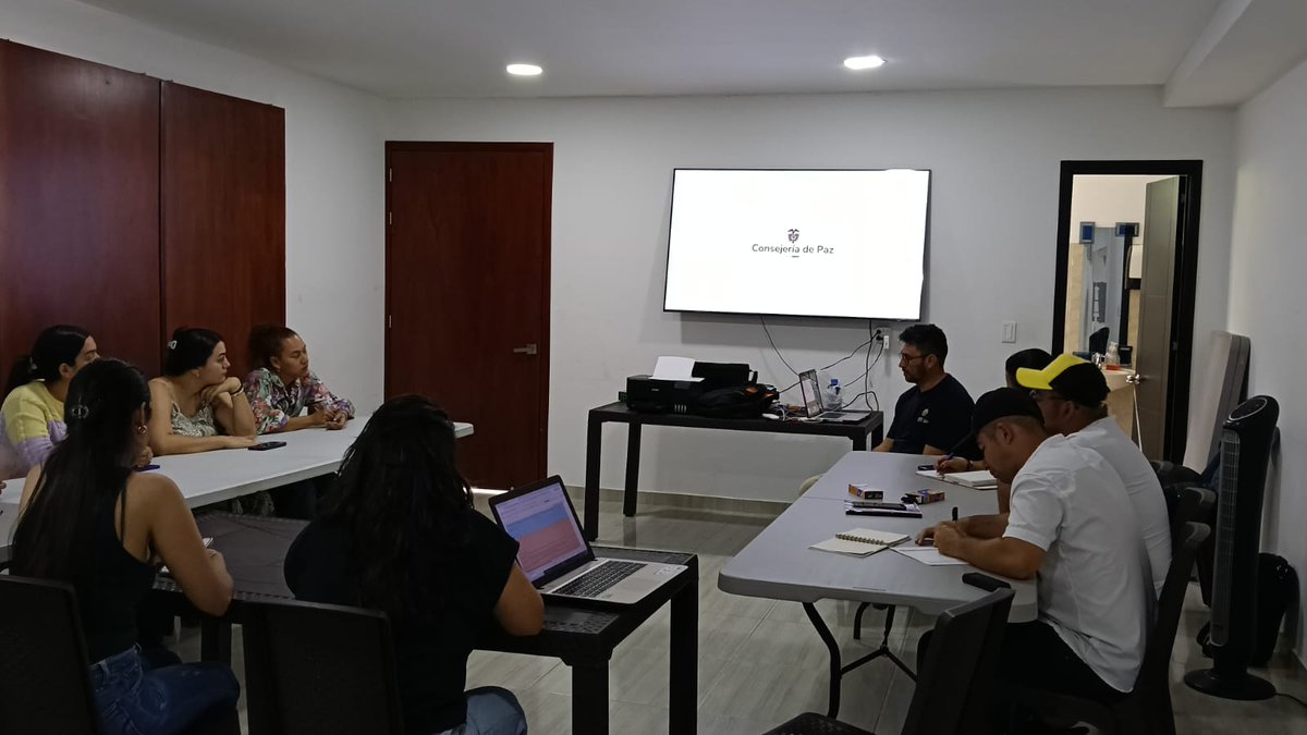 RadNalCo's tweet photo. #Regiones | 📻🕊️ La Emisora de Paz 94.0 FM en Convención, Norte de Santander, acompaña la jornada de capacitación en comunicaciones “Descubre cómo contar la paz” que se desarrolla en Ocaña.  La actividad es liderada por la Consejería de Paz y cuenta con la participación de emisoras comunitarias y asociaciones, que buscan, desde lo audiovisual, mostrar las realidades y experiencias de sus territorios. 🎙️✨