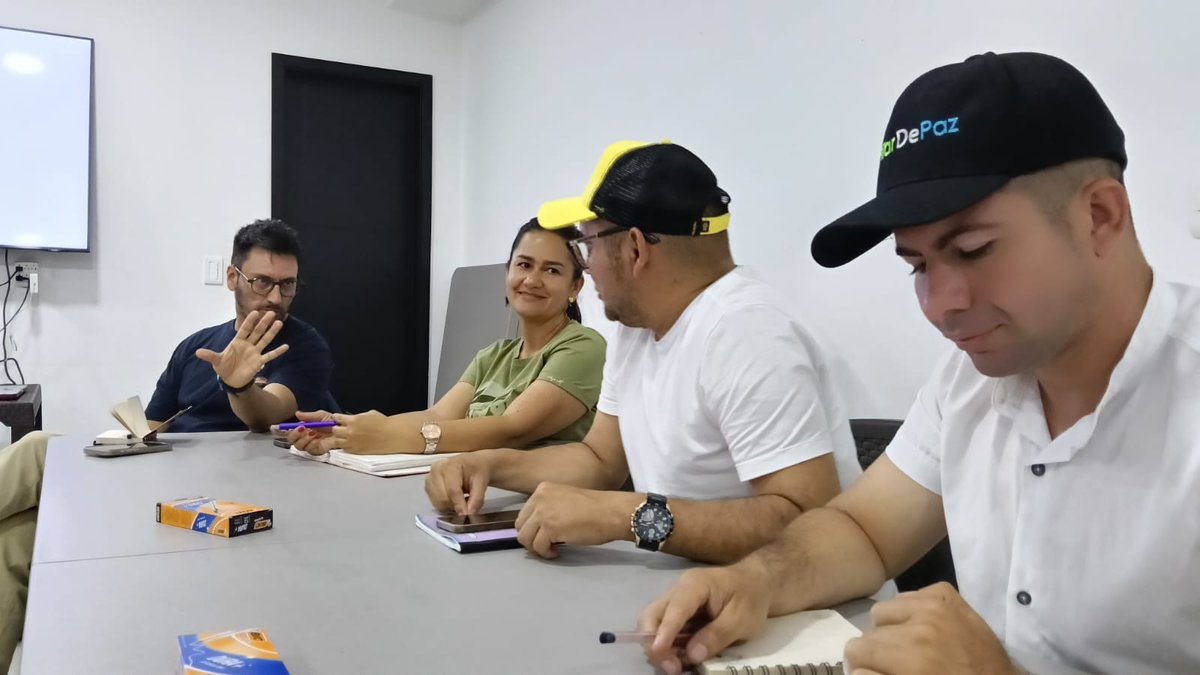 RadNalCo's tweet photo. #Regiones | 📻🕊️ La Emisora de Paz 94.0 FM en Convención, Norte de Santander, acompaña la jornada de capacitación en comunicaciones “Descubre cómo contar la paz” que se desarrolla en Ocaña.  La actividad es liderada por la Consejería de Paz y cuenta con la participación de emisoras comunitarias y asociaciones, que buscan, desde lo audiovisual, mostrar las realidades y experiencias de sus territorios. 🎙️✨