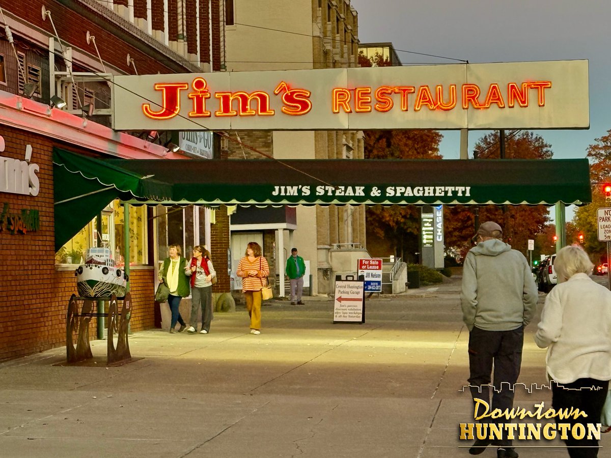 DowntownHWV's tweet image. Just a spectacular night in downtown #HuntingtonWV.