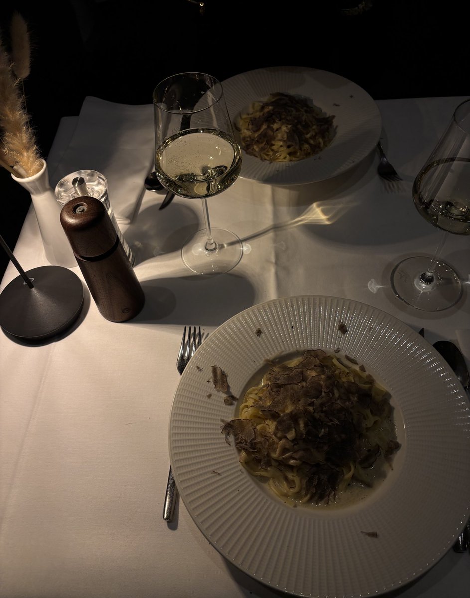 NoelArina19078's tweet image. Girls night out! 🍸👸🏽