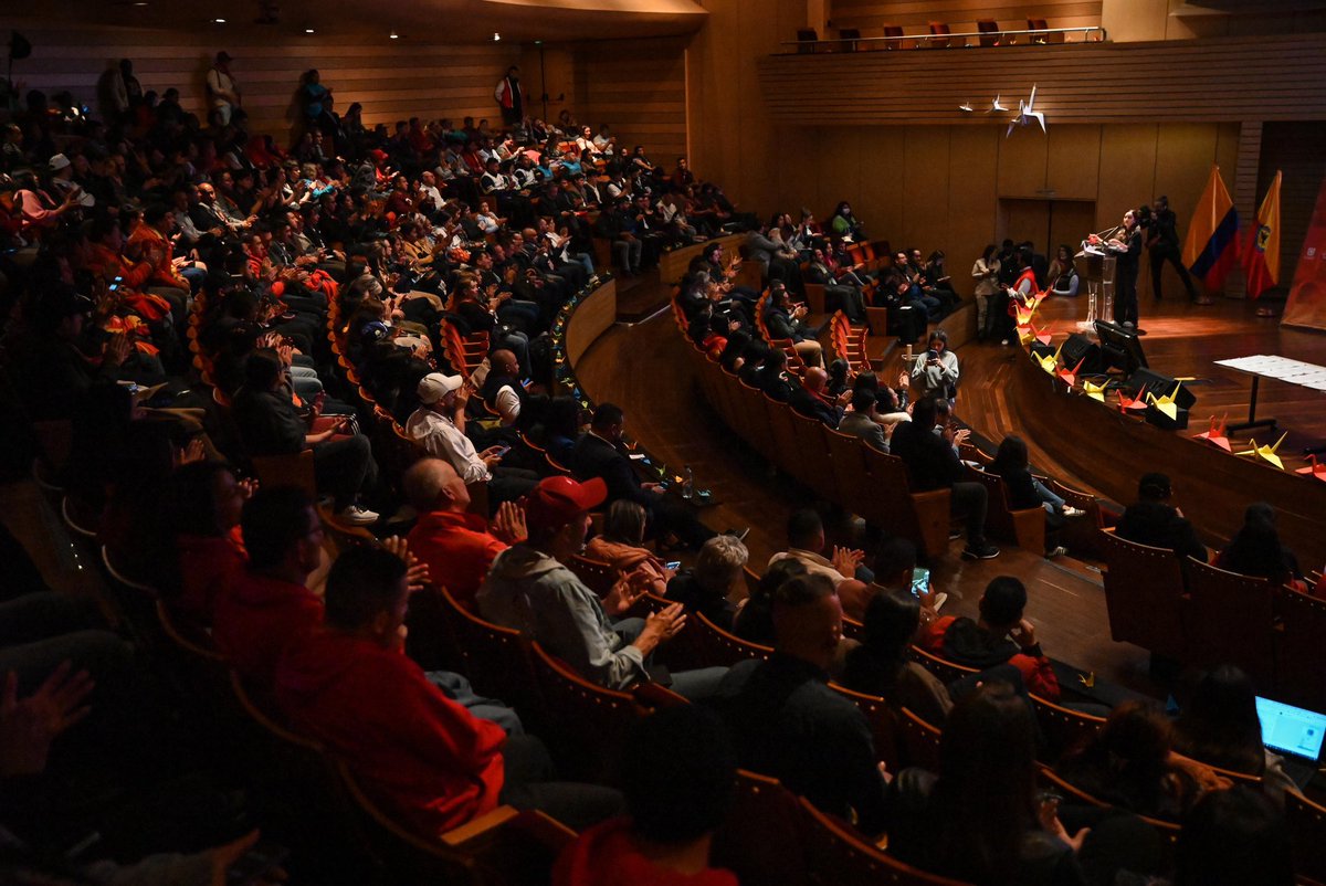 Bogotá se llenó de diálogo, reconocimiento y esperanza. 💬✨
En la Gala “Mil Grullas por el Diálogo”, celebramos a quienes cada día transforman los conflictos con escucha, empatía y trabajo en equipo. 🤝
#MilGrullasPorElDiálogo #SemanaDelDiálogo2025