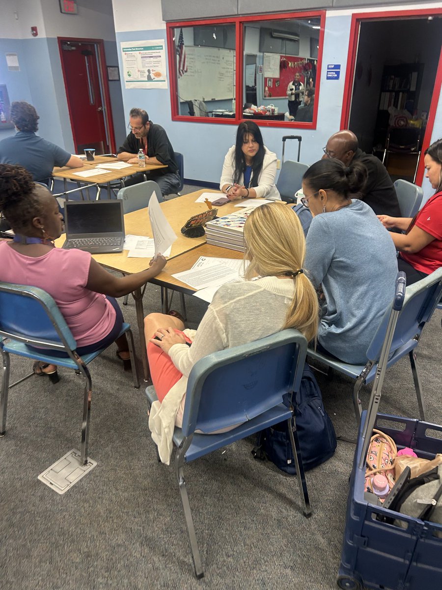 PHS_Colonels's tweet image. Today’s PSD Text Structure session led by Literacy Coach Mrs. Drane was fun, engaging, and full of great strategies! Can’t wait to see the implementation in classrooms! #MissionAPossible