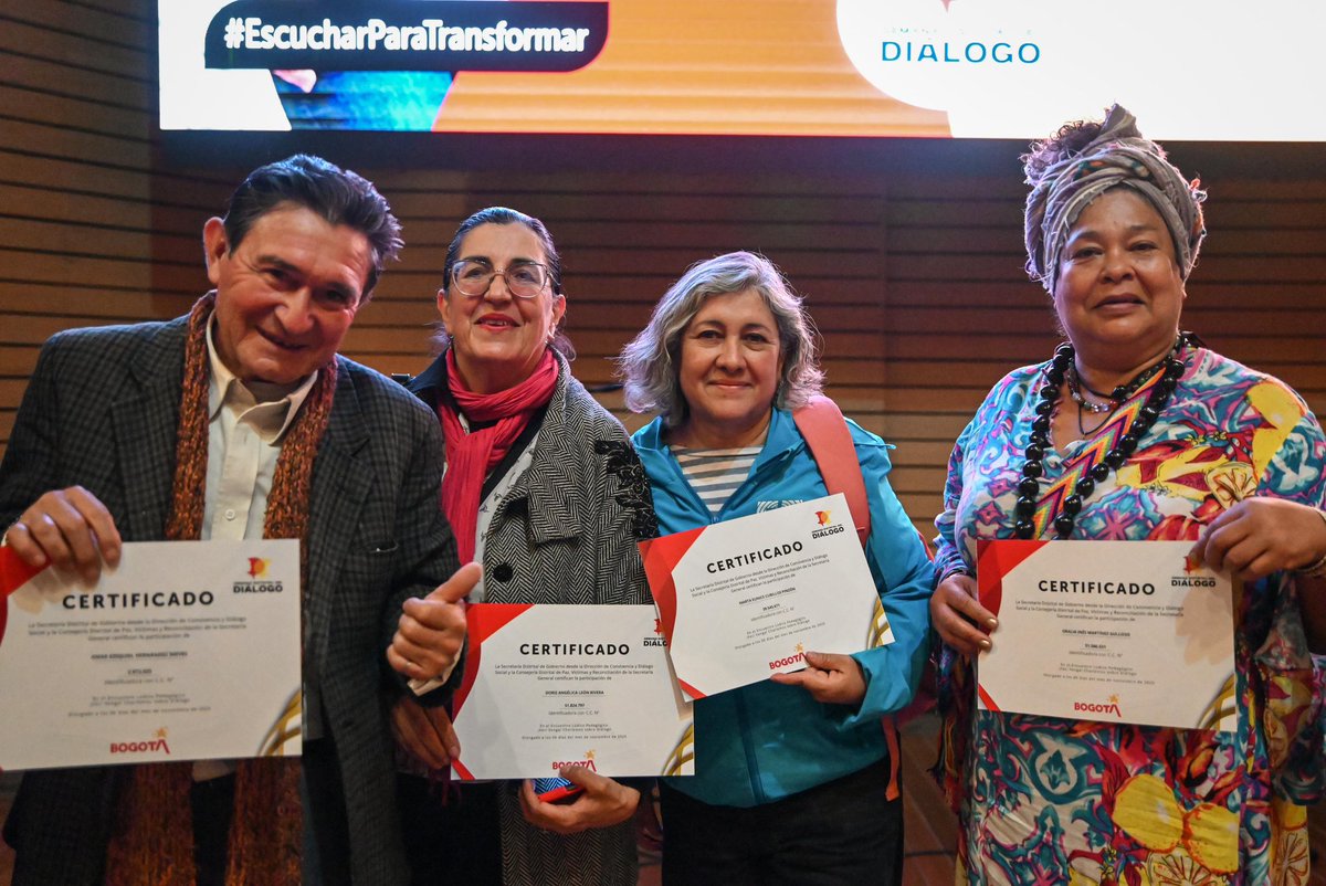 La Red Distrital de Convivencia y Diálogo Social trabaja cada día para anticipar conflictos, tender puentes y fortalecer la confianza entre ciudadanía e instituciones.
Hoy celebramos su compromiso con una Bogotá que dialoga y se cuida. 🌆💬
#BogotáDialoga #EscucharParaTransformar