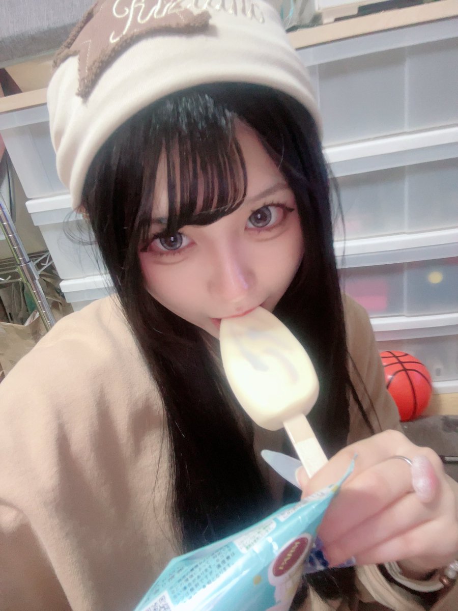 pandamic_shion's tweet image. PARMのアイス美味しかたー！！！
甘くてとろとろじゃーー
後ろに写ってるかごはミルクのお家だよ🕊️