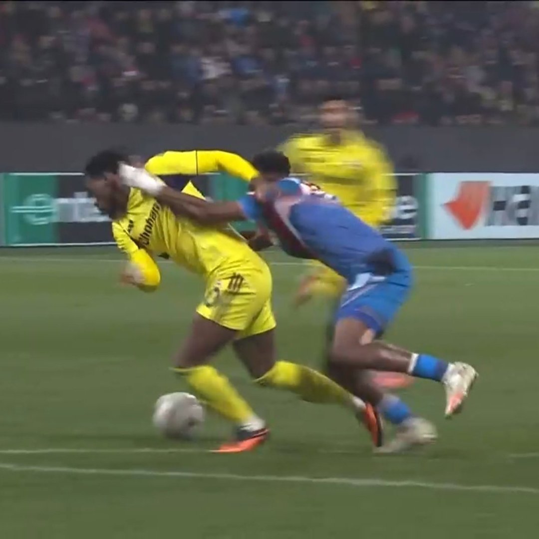 İlk önce duran çekiyor bunu görmezden gelmeniz normal fenerlisiniz joker kullanmaya alışıksınız en azından bir haftadır yangın yerine çevirdiğiniz şişirdiğiniz takımın balon olduğunu gördünüz siz de duran var biz de DURDURULAMAYAN