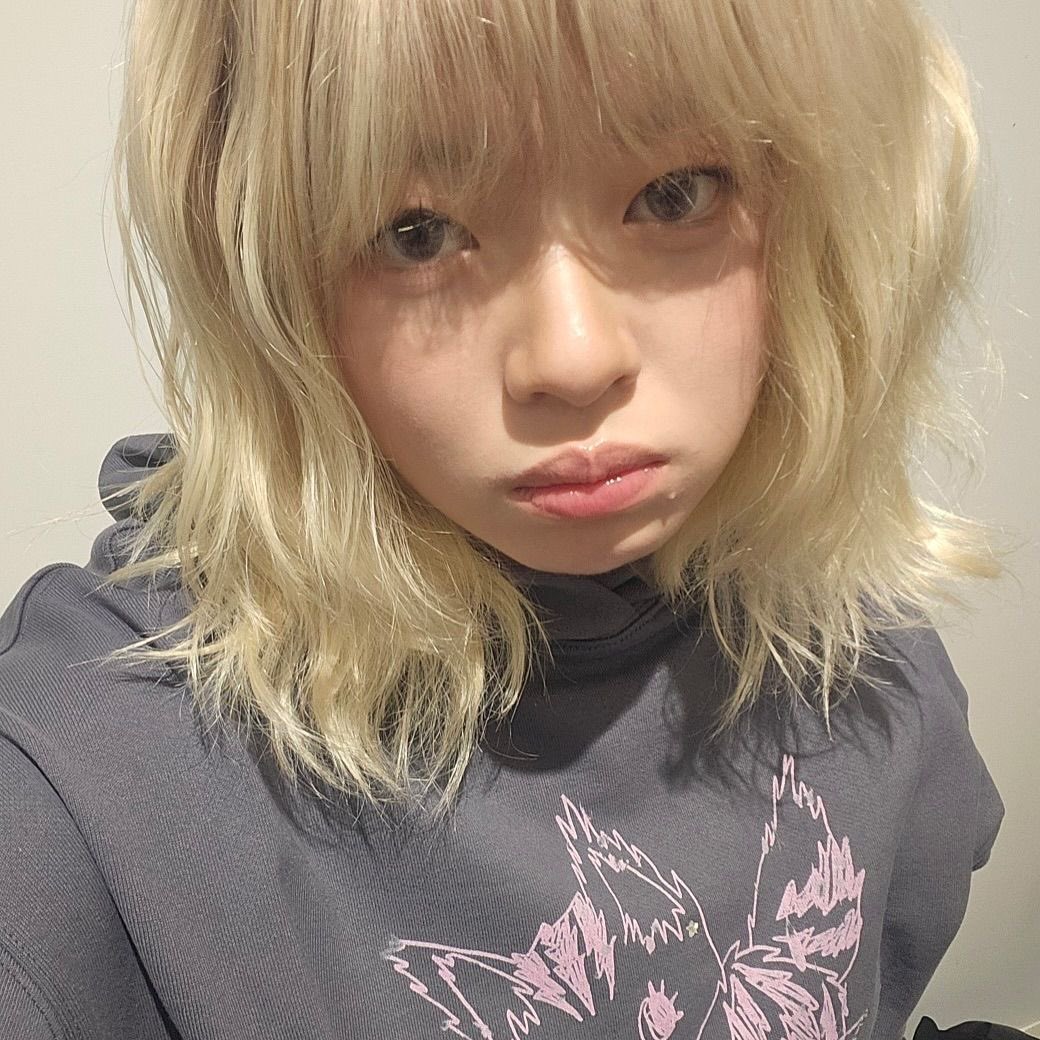 jeongmiDNI's tweet image. she has to pout every 5 minutes or