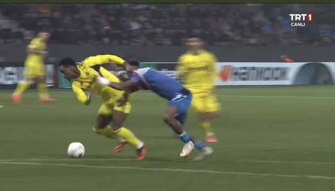 Şaka gibi duranın kırmızı es geçildi adamın formasını çıkaracak nerdeyse