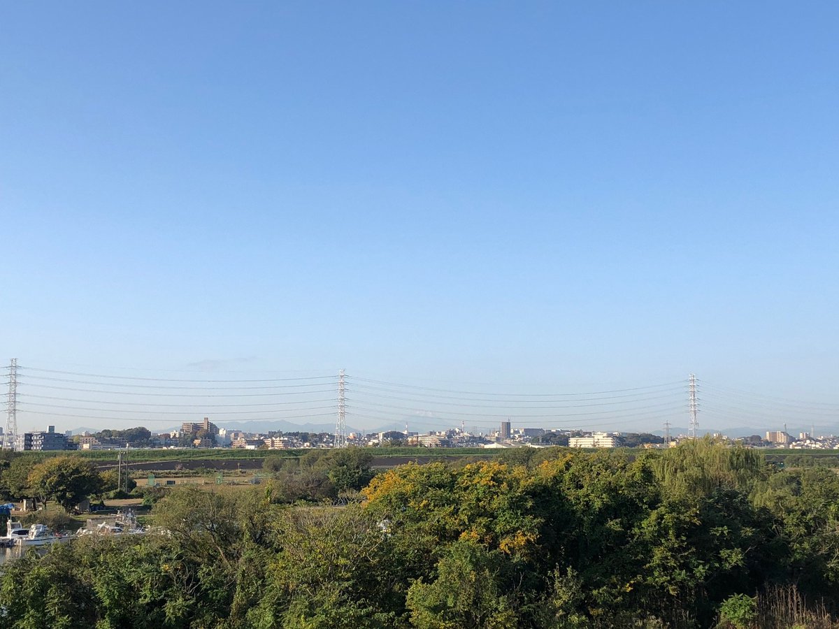 kmt_sbd's tweet image. おはきもと！　🐱です
戸田は☀️
うっすら #富士山 です

今日は #立冬
今年は秋を感じる時期が
とっても短かった！
秋の味覚も…満喫してないじゃん

明日は恐怖の健康診断
最近は検査結果の数値の
自己主張が激しいです

本日もよろしくお願いします🍀

#企業公式が毎朝地元の天気を言い合う