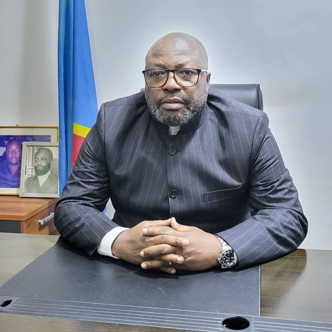 arnold_kamuanga's tweet photo. 📣 TRIBUNE DU PEUPLE N°005
"VISION K"

 DIALOGUE POUR QUELLE FINALITÉ ? 
Publié le 06 novembre 2025
Parler aujourd’hui d’un nouveau dialogue pour résoudre la crise persistante dans l’Est de la République Démocratique du Congo relève soit d’une naïveté politique, soit d’une méconnaissance du véritable enjeu.
Il ne s’agit nullement d’un différend interne entre Congolais, mais bien d’une guerre d’agression planifiée, commanditée et entretenue par le Rwanda, sous le masque de groupes armés opérant sur notre territoire.
Or, certains acteurs religieux s’érigent aujourd’hui en promoteurs d’un prétendu dialogue « de réconciliation ».
Mais comment parler de réconciliation lorsque le pays fait face à une agression extérieure ?
Soutenir un tel processus, surtout lorsqu’il est porté par des voix ouvertement proches d’un camp politique, revient à confondre l’agresseur et l’agressé, tout en dédouanant le Rwanda de sa responsabilité dans les massacres et les crimes commis contre nos populations.
Une telle posture ne peut que semer la confusion, fragiliser la cohésion nationale et affaiblir la position de la République face à ses agresseurs.
Pire encore, cette agitation autour d’un soi-disant dialogue cache souvent des intentions inavouées :
celle de faire du chantage à la République, d’obtenir des postes de responsabilité que certains n’ont pas pu acquérir par les urnes, ou encore de se repositionner politiquement en exploitant les souffrances du peuple.
Derrière ces appels se profile également la tentation de ressusciter des mécanismes dépassés de brassage et de mixage, qui, sous prétexte d’unir les forces, ont par le passé servi à infiltrer notre armée, affaiblir notre défense nationale et compromettre notre souveraineté.
La paix durable et la stabilité de la République Démocratique du Congo ne peuvent résulter d’un partage du gâteau politique, mais doivent découler d’une victoire du droit, de la justice et de la souveraineté nationale.
Le peuple congolais, dans sa maturité, a librement confié sa destinée à une majorité légitime, qui dirige aujourd’hui pleinement et légalement les institutions de la République.
À ceux qui contestent la gouvernance actuelle, il convient de rappeler que la démocratie exige la patience : qu’ils attendent 2028 pour solliciter à nouveau la confiance du peuple et proposer une nouvelle offre politique fondée sur un projet de gouvernance crédible.
La République ne saurait être prise en otage par des ambitions personnelles déguisées en discours de paix.
Le moment n’est donc pas à la négociation avec les agresseurs et leurs complices, encore moins à la complaisance envers leurs relais internes, mais bien à la solidarité nationale, la mobilisation citoyenne et le renforcement de la défense du territoire.
Le véritable dialogue dont la RDC a besoin, c’est celui entre l’État et son peuple :
un cadre de concertation et de réflexion participative et inclusive, fondé sur la justice, la bonne gouvernance et la restauration de la confiance, afin de cimenter l’unité et la cohésion nationale, piliers d’une paix véritable et d’une stabilité durable.
Honorable Clément KANKU BUKASA @KankuClement