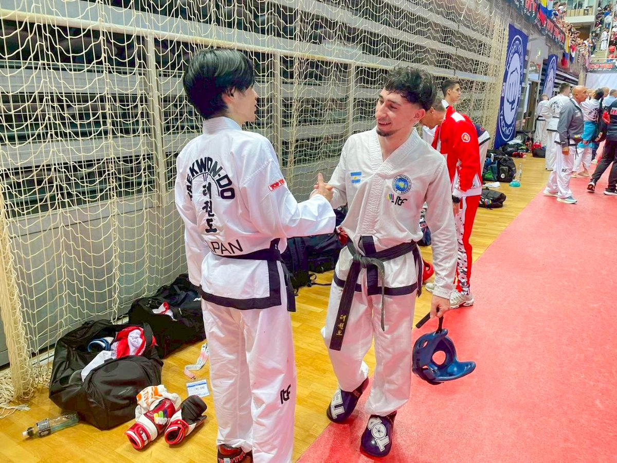 hmc010's tweet photo. 🥋 テコンドーを始めたきっかけ
小学3年生のとき、親に勧められて体験へ。
そのとき「面白い！」と感じ、テコンドーを始めました。

🌟 テコンドーの魅力
技の一つひとつがとても美しく、組手の戦い方に選手それぞれの個性が出ます。また、足技が多くコンビネーションの幅が無限にある点も魅力です。 https://t.co/WUnbQCYOa2