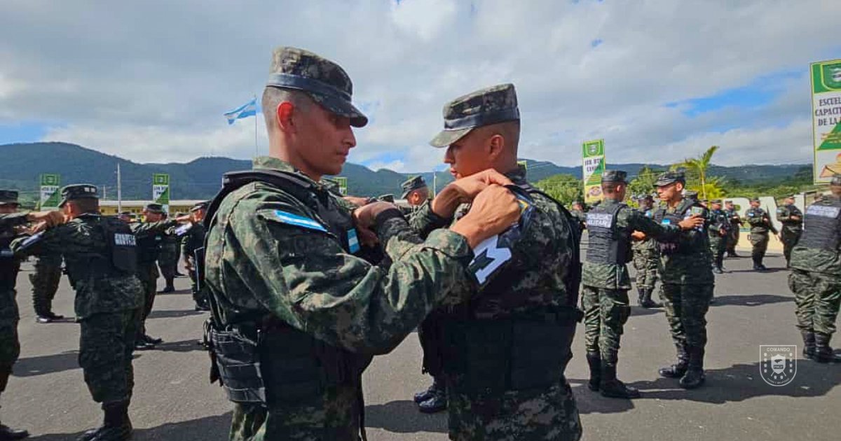 PMOPHN's tweet photo. @FFAAHN a través de @PMOPHN realizaron una ceremonia de graduación donde 197 alumnos de la #ESCAPMOP promoción 23-2025, culminaron su formación e ingresan oficialmente a servir con honor, lealtad y sacrificio al pueblo hondureño.
Asimismo, 39 nuevos guías caninos del curso #18-2025 fueron acreditados, gracias al apoyo de instituciones aliadas como Medicina Forense, el Club Hondureño de Trabajo K9 y el INP.
Durante el acto se reconoció al personal destacado del mes y se otorgó el premio al #1BPMOP