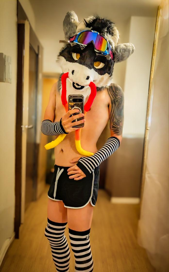 nahalo95's tweet image. Where are my tattooed furs at? 👀👉👈