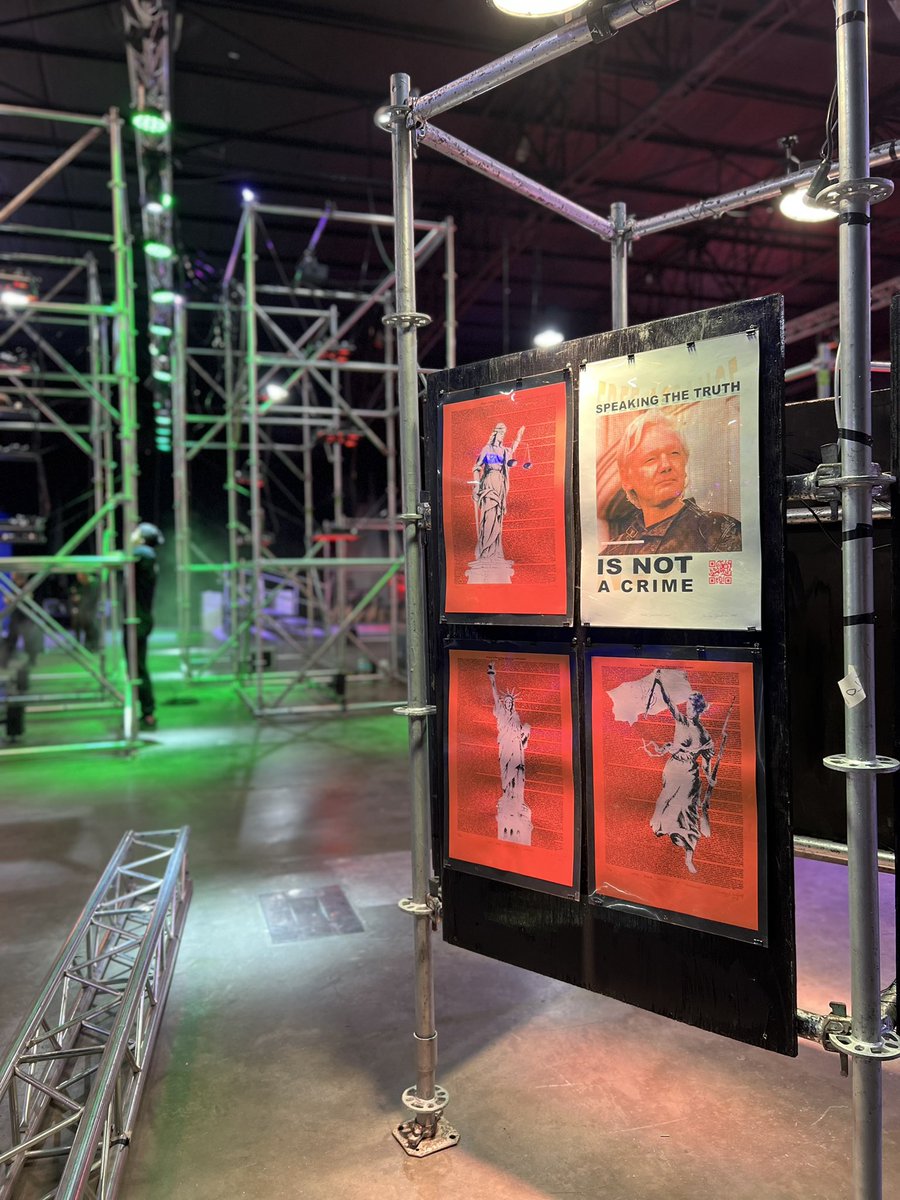 flomontoya_'s tweet image. Bitcoin art in @labitconf !!! 

#BACKSTAGE:
👀 Original @rebelmoneyart pieces in da house, 
👀 what is that mysterious figure?! 
👀Is that an unpublished screen print by @flomontoya_ ... 

💥 💥
   🫦