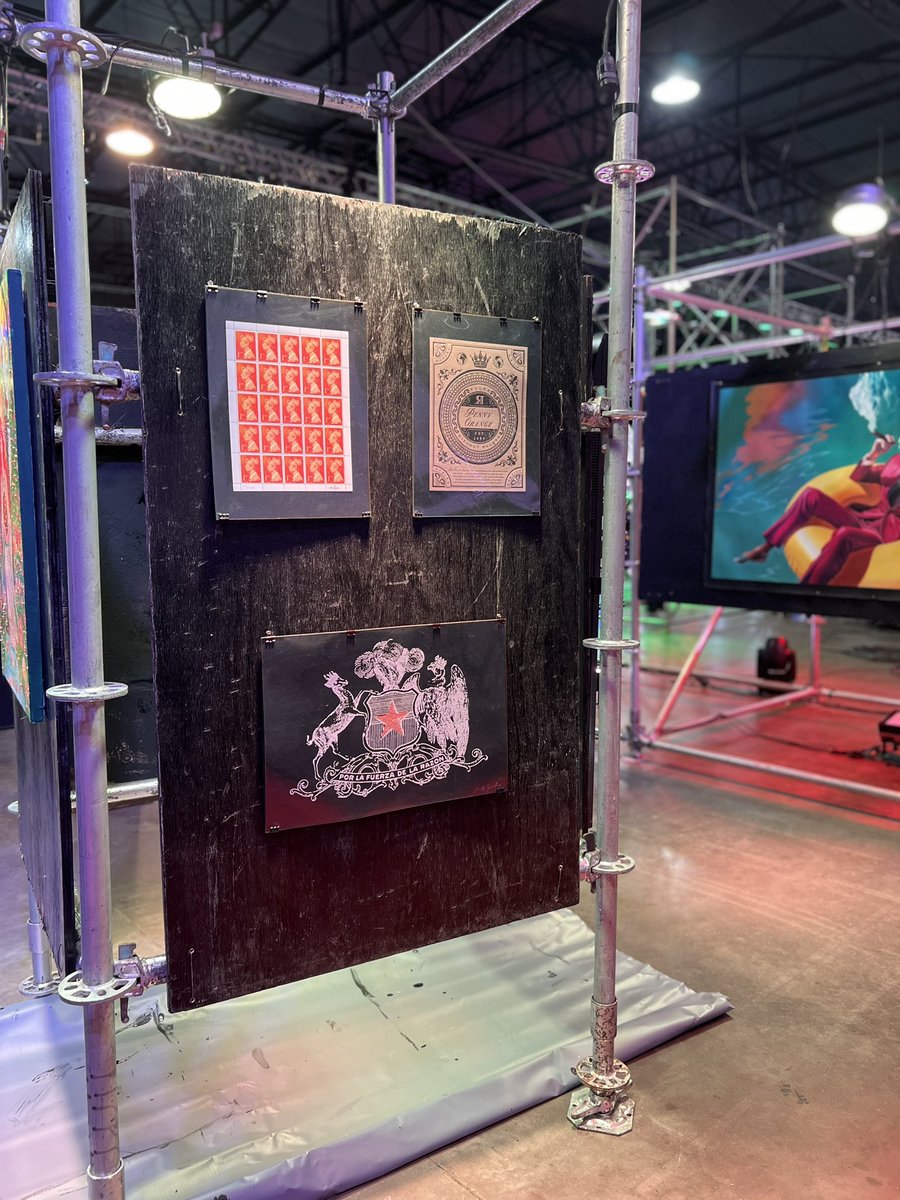 flomontoya_'s tweet image. Bitcoin art in @labitconf !!! 

#BACKSTAGE:
👀 Original @rebelmoneyart pieces in da house, 
👀 what is that mysterious figure?! 
👀Is that an unpublished screen print by @flomontoya_ ... 

💥 💥
   🫦