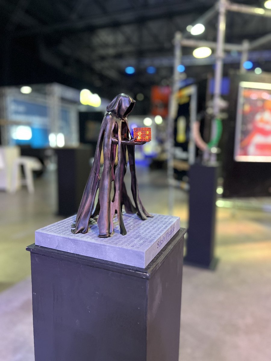 flomontoya_'s tweet image. Bitcoin art in @labitconf !!! 

#BACKSTAGE:
👀 Original @rebelmoneyart pieces in da house, 
👀 what is that mysterious figure?! 
👀Is that an unpublished screen print by @flomontoya_ ... 

💥 💥
   🫦