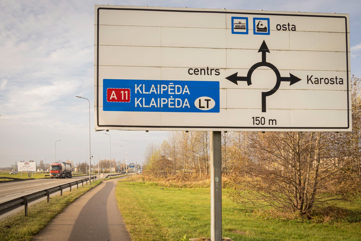 Lai veicinātu kravu plūsmu uz ostu un atslogotu citas ielas, tieši pirms 15 gadiem #Liepājā tika realizēts viens no tolaik vērienīgākajiem projektiem - paralēli dzelzceļa līnijai tapa Pulvera ielas pagarinājums, kas to savienoja ar A9 šoseju. facebook.com/LiepajasSEZ/po…