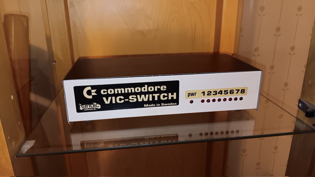 herdware's tweet image. So this recently showed up on auction. A Handic VIC-SWITCH. A device that allows up to eight Commodore computers to share disk drives and printers. Didn&apos;t know they made one for IEC machines. Apparently it has issues with floppy speeders but we&apos;ll se. #keepitcommodore #c64