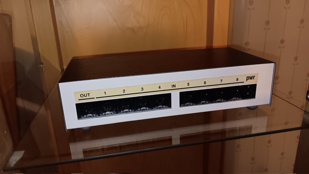 herdware's tweet image. So this recently showed up on auction. A Handic VIC-SWITCH. A device that allows up to eight Commodore computers to share disk drives and printers. Didn&apos;t know they made one for IEC machines. Apparently it has issues with floppy speeders but we&apos;ll se. #keepitcommodore #c64