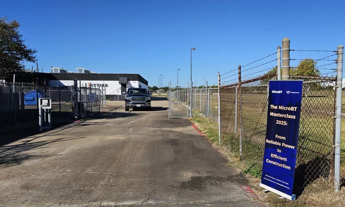 Whatsminer_MBT's tweet image. That&apos;s a wrap on the #MicroBT Masterclass in Houston! 🎉
Learning, exploring and connecting.🤝
Also a special thank you to our solution partner-@Heatcore_tech for the insightful presentation on #hydrocooling system.
📍Next stop: Cleveland! 
#BitcoinMining #TrainingSession
