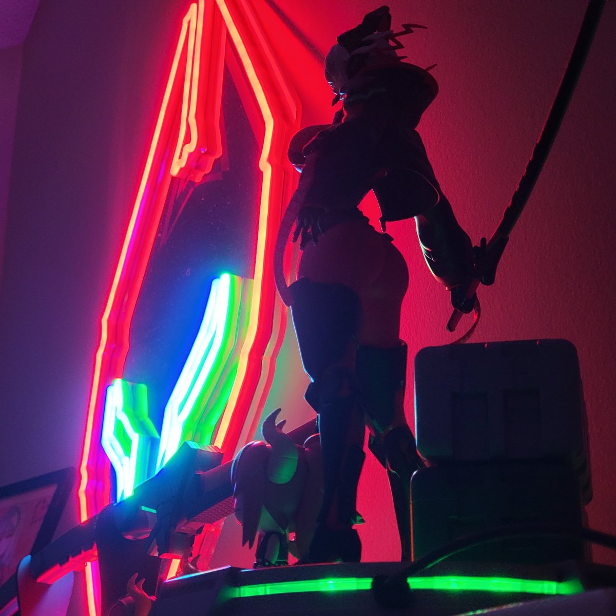 FHorn0101's tweet image. The Butterknife Brigade has arrived!!! And they brought the coolest sword this side of the timeline🤘❤️‍🔥
The @AgentInk Rhodonite looks INSANE!!! And I think especially so in a katana stand and surrounded by the amazing Geckos and its WICKED wielder @zentreya right up on the mantle