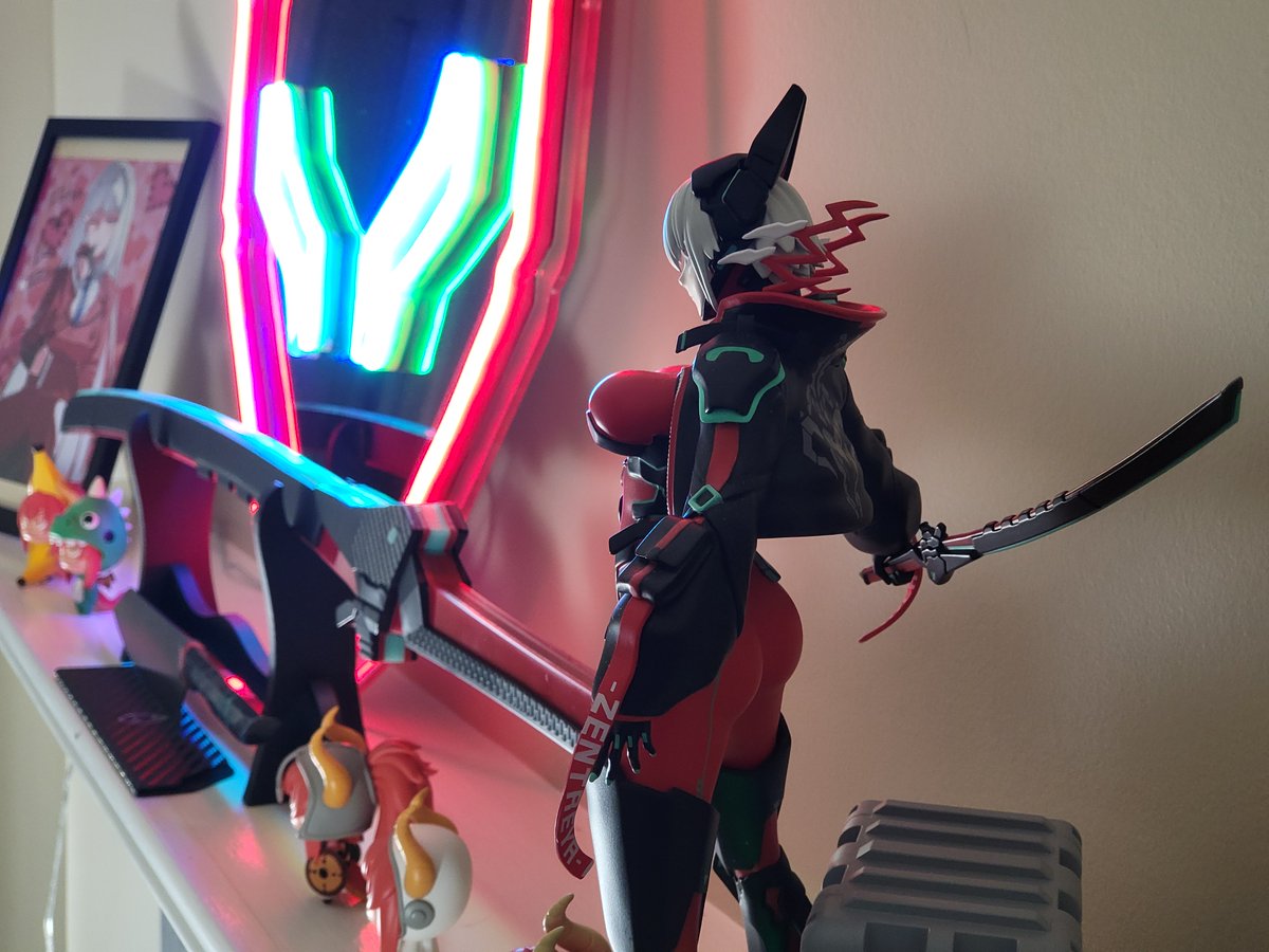 FHorn0101's tweet image. The Butterknife Brigade has arrived!!! And they brought the coolest sword this side of the timeline🤘❤️‍🔥
The @AgentInk Rhodonite looks INSANE!!! And I think especially so in a katana stand and surrounded by the amazing Geckos and its WICKED wielder @zentreya right up on the mantle