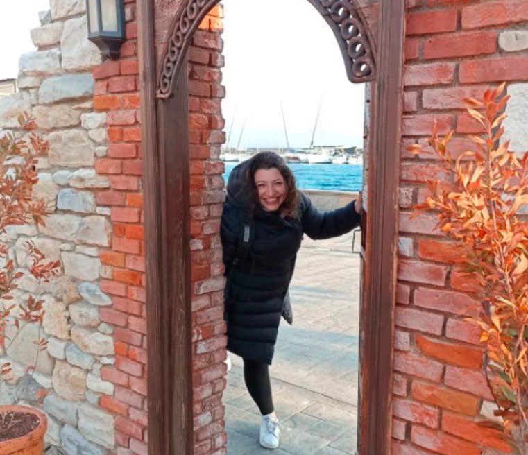 Ablam balkondan düşerek hayatını kaybetti.
5. kattan düştü.
Olay eşiyle 2 saatlik bir kavganın hemen sonrasında gerçekleşti.
1 yılı aşkın süredir mahkemedeyiz. 
17 yıllık sanık eşi ablam düştüğü gün bizimle konuşmayı kesti.
78. gün serbest bırakıldı.
Bugün 374. gün.
İlk iddianame