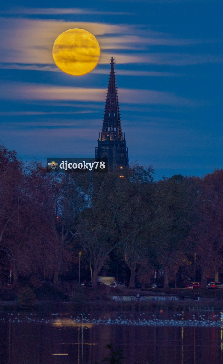 djcooky78's tweet photo. 🌛 Der Mondaufgang heute Abend über Münster. Die Bedingungen waren ziemlich perfekt. Einen schönen Abend euch allen. https://t.co/MSqGPnzivx @DLR_next @Kachelmann @Muenstertube @lebenswerteste #fullmoon #Münster #supermoon #Lambertikirche https://t.co/oGIPzL9CHV