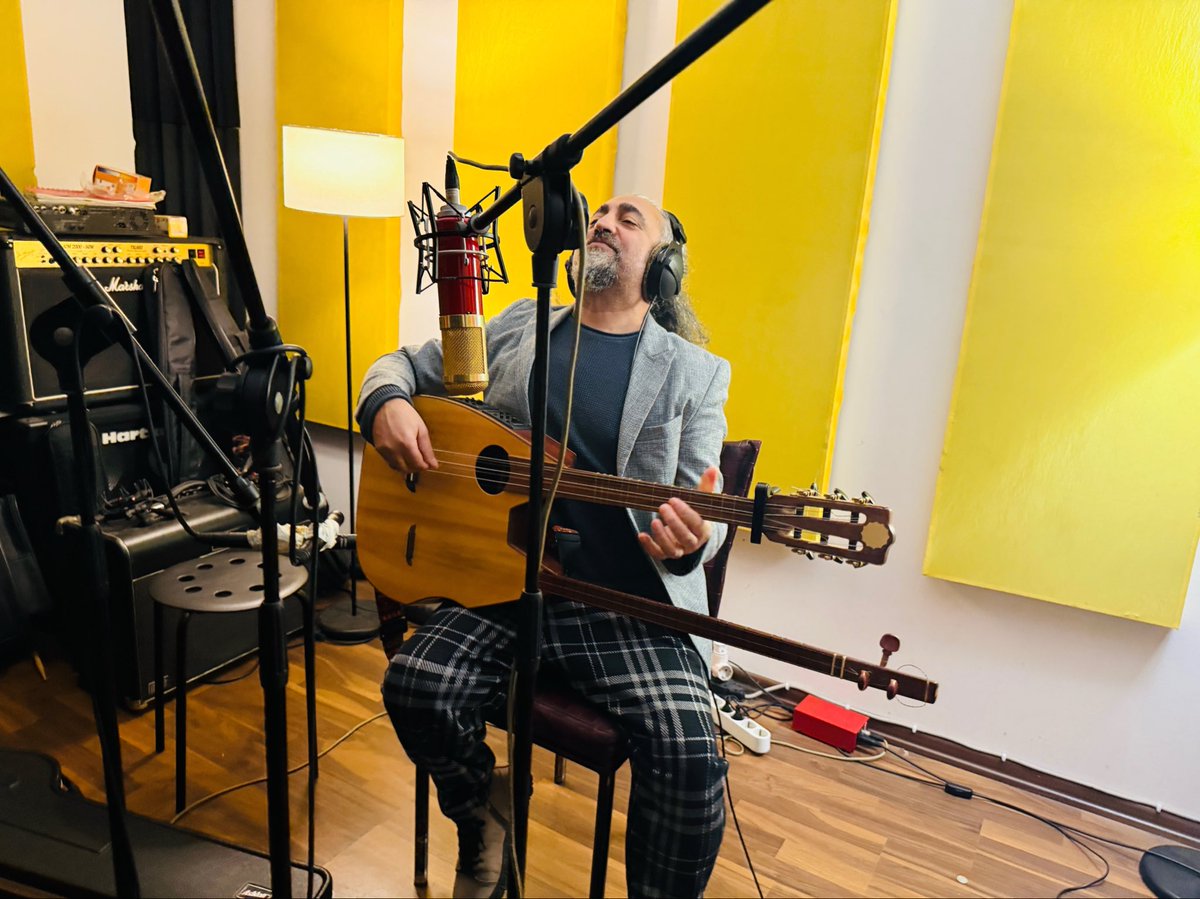 DoganCelik_'s tweet image. Güzel bir deyiş ile geliyoruz! 
Sazımız sözümüz varlığımıza dairdir. #saz #deyiş