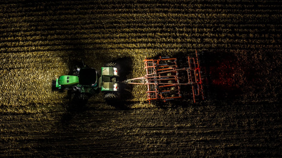 Late night tillage and the fog started rolling in