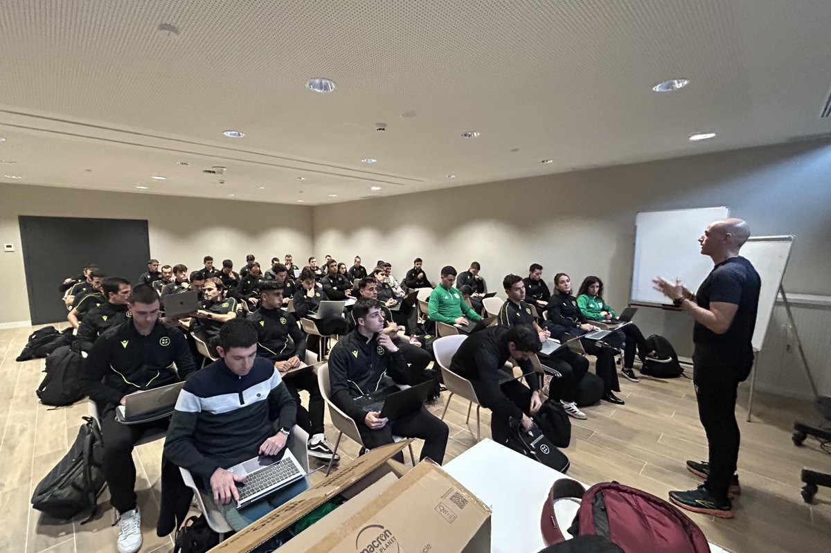 CVAF_Arbitroak's tweet photo. 🆕 AZTERKETAK | 📚🏃

📌 Gaur proba teknikoak eta fisikoak ospatu dira Areition.

➡️ Son los exámenes incluidos en el programa de talentos para los árbitros/as de Tercera RFEF masculina y Segunda y Tercera RFEF femenina. 

#EFAB #CVAF #Euskadi https://t.co/UWxSiNUq8v